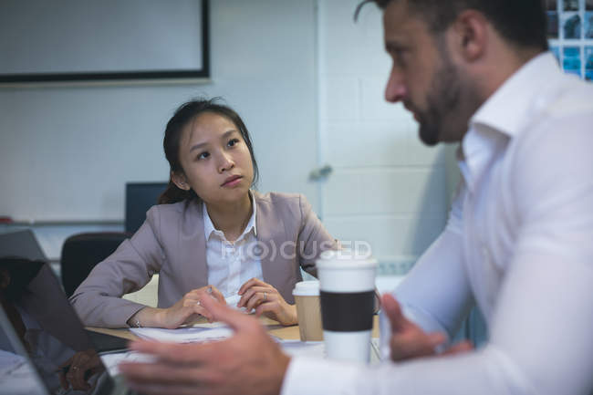 Dirigeants discutant entre eux dans le bureau — Photo de stock