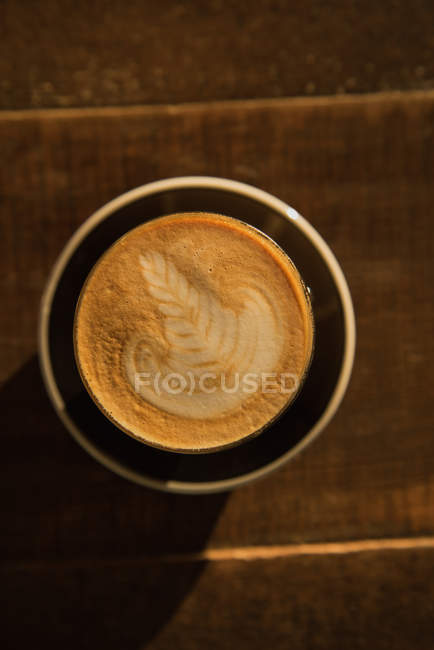 Vista aérea del espresso cremoso en la mesa - foto de stock