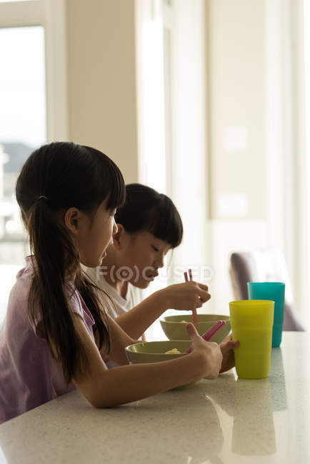 Entzückende Geschwister beim Frühstück zu Hause — Stockfoto