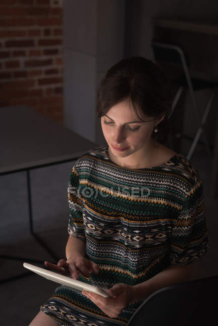 Женщина-руководитель с помощью цифрового планшета в офисе — стоковое фото