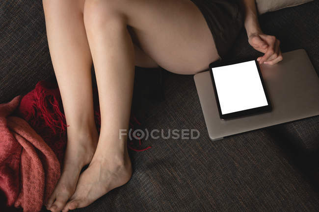 Mulher usando tablet digital em casa — Fotografia de Stock