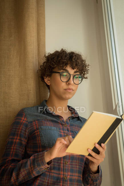 Primo piano del libro di lettura donna a casa — Foto stock