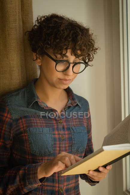 Nahaufnahme einer Frau, die zu Hause Buch liest — Stockfoto