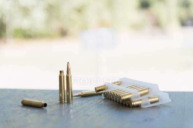 Vista ravvicinata del mucchio di proiettili tenuti sul tavolo — Foto stock