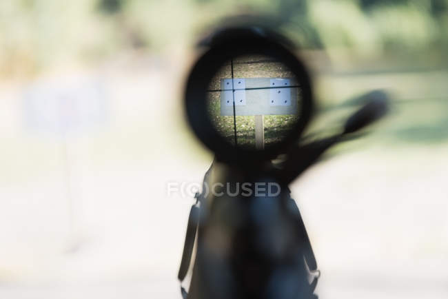 Крупный план снайперской винтовки, нацеленной на цель — стоковое фото