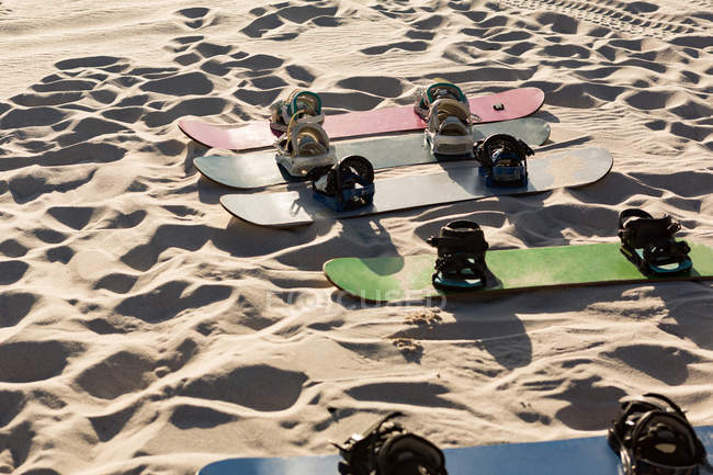 Sandbretter an einem sonnigen Tag auf Sand gehalten — Stockfoto