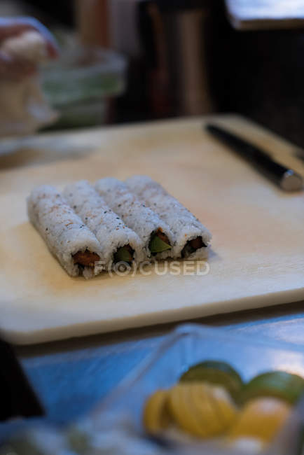 Рулонні суші тримали на столі в ресторані — стокове фото