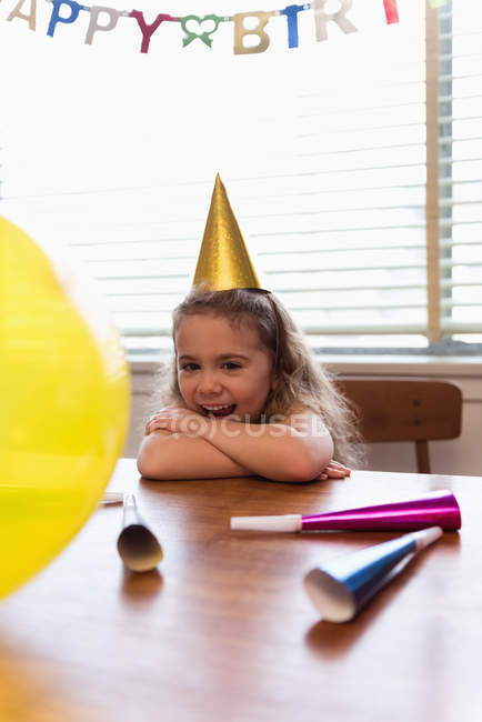Chica feliz celebrando su cumpleaños en casa - foto de stock