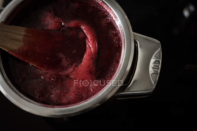 Primo piano della marmellata di lamponi nel recipiente di cottura a casa — Foto stock
