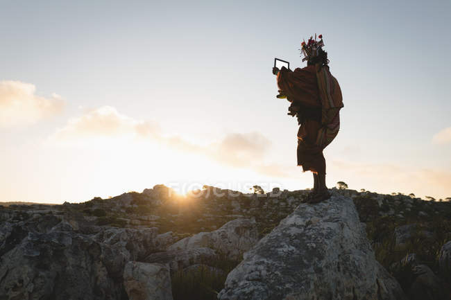 Масаї людина в традиційному одязі, використовуючи цифровий планшетний — стокове фото