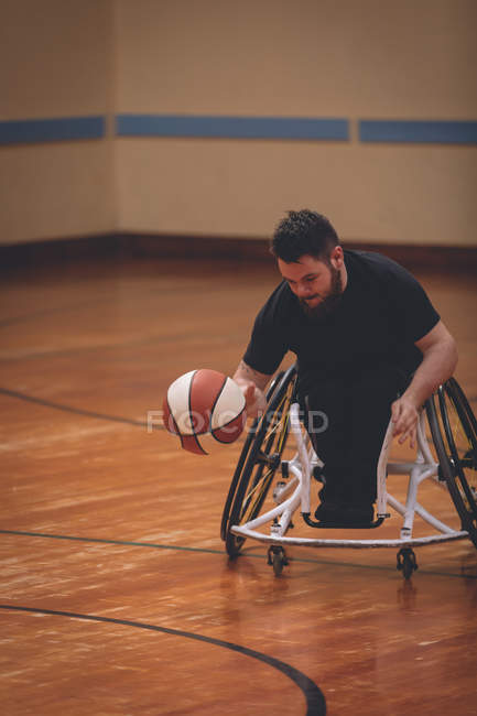 Hombre discapacitado practicando baloncesto solo en la cancha - foto de stock