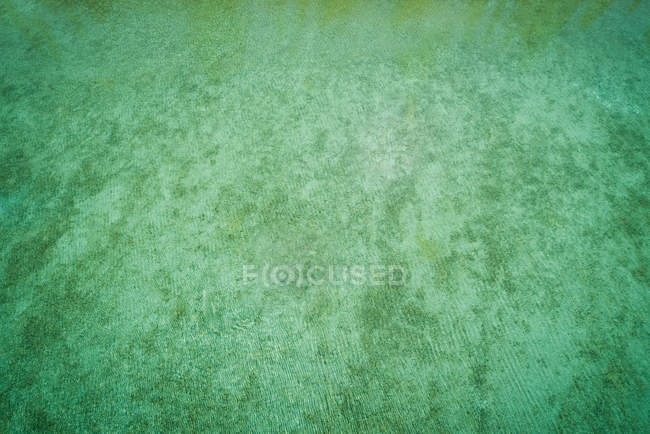 Aérien d'eau turquoise dans les berges peu profondes le long du littoral — Photo de stock