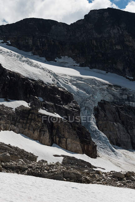 Montanha rochosa coberta de glaciar durante o inverno — Fotografia de Stock