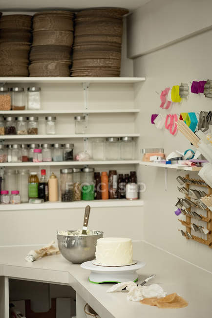 Pastel con varios equipos y utensilios en la panadería - foto de stock