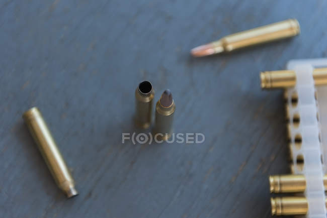 Vista de cerca de las balas mantenidas en la mesa - foto de stock