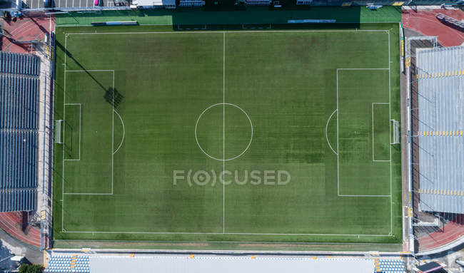 Вид сверху на зеленое футбольное поле — стоковое фото