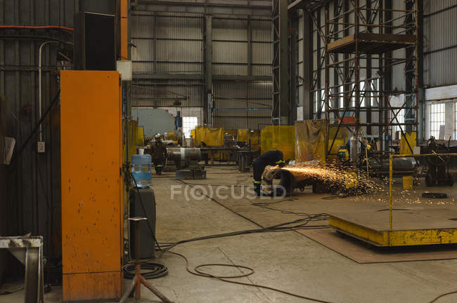 Pièce de navire de réparation de soudeur en atelier — Photo de stock