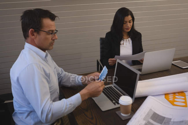 Colleghi d'affari che lavorano in sala conferenze in ufficio . — Foto stock