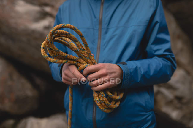 Primo piano delle mani dell'escursionista corda da arrampicata pieghevole — Foto stock