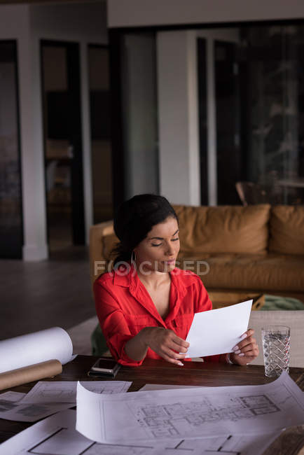 Escritório feminino executivo verificando documento no escritório criativo — Fotografia de Stock