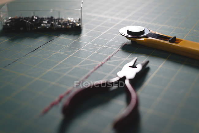 Alicate de close-up e lâmina na mesa — Fotografia de Stock