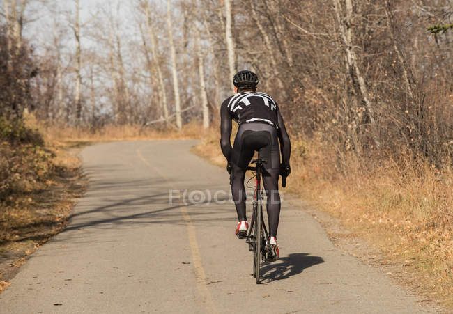 Вид сзади на горный велосипед на дороге — стоковое фото