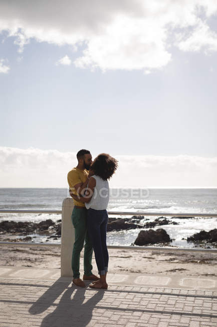 Пара цілується на пляжі в сонячний день — стокове фото