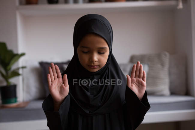 Ragazza musulmana pregando salah a casa — Foto stock