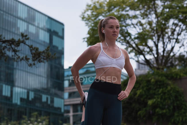 Junge sportliche Frau dehnt sich auf der Straße — Stockfoto