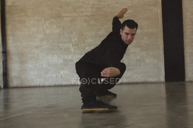 Caça de karaté praticando artes marciais em estúdio de fitness . — Fotografia de Stock
