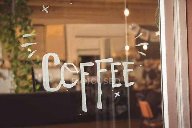Palabra de café escrito en la puerta de entrada de la cafetería - foto de stock