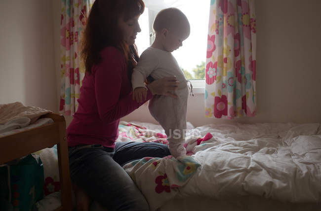 Madre con la sua bambina in camera da letto a casa — Foto stock