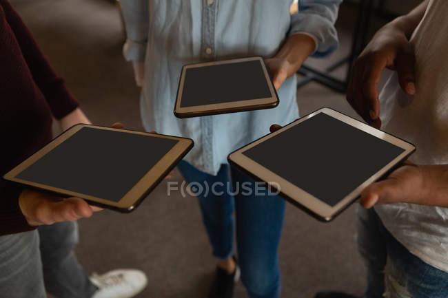 Close-up de executivos usando computadores tablet no escritório . — Fotografia de Stock