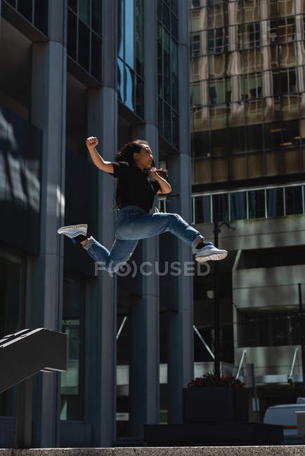 Bailarina callejera bailando en la ciudad - foto de stock