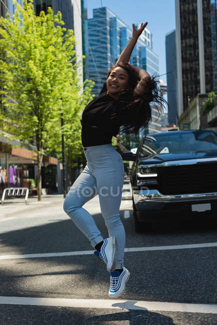 Tänzerin tanzt in der Stadt — Stockfoto
