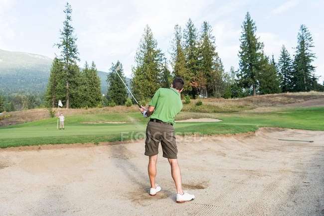Père et fils jouant au golf dans le parcours — Photo de stock