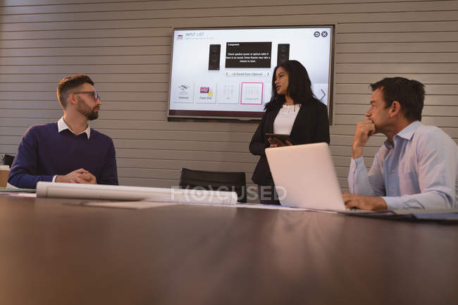 Führungskraft hält Präsentation im Besprechungsraum im Büro. — Stockfoto