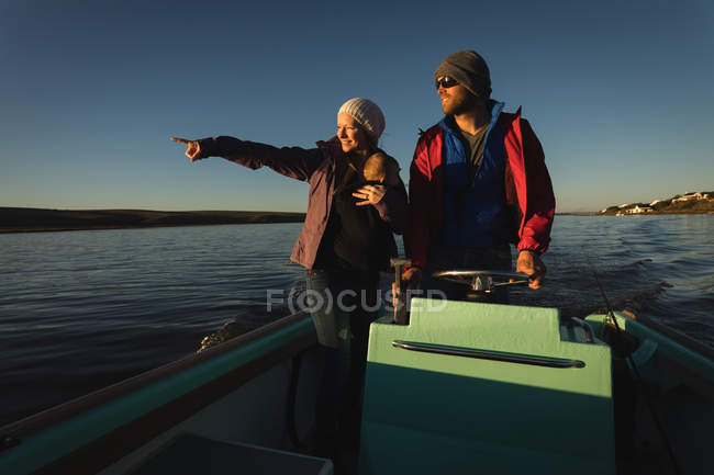 Familie mit Baby fährt Motorboot auf Fluss. — Stockfoto