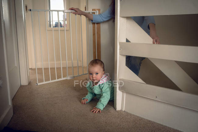 Adorabile bambina che striscia a casa — Foto stock