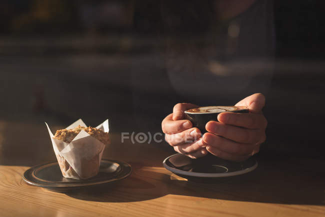 Partie médiane de la femme prenant le café et le petit déjeuner dans le café — Photo de stock