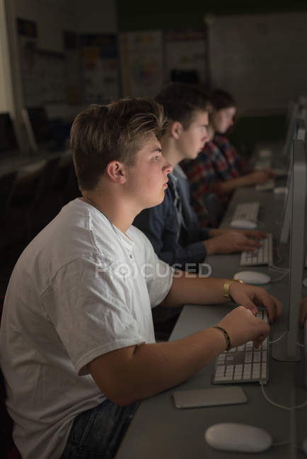 Estudantes universitários que estudam em sala de aula de informática na universidade — Fotografia de Stock