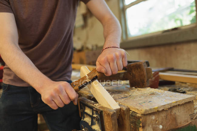 Section médiane du charpentier masculin travaillant en atelier — Photo de stock