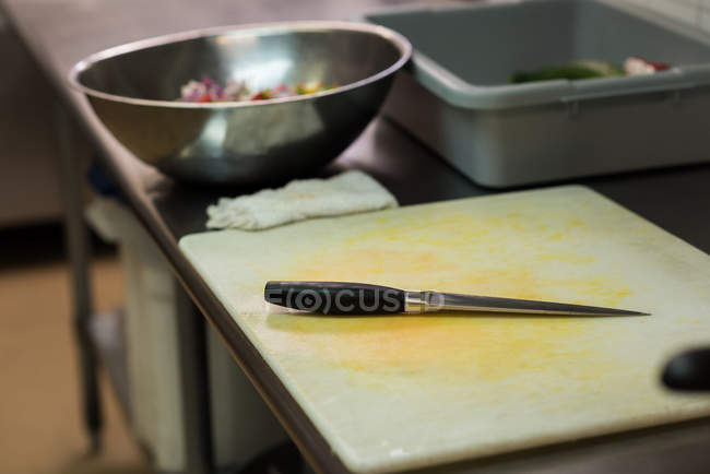 Nahaufnahme von Schneidebrett und Messer in der Großküche — Stockfoto