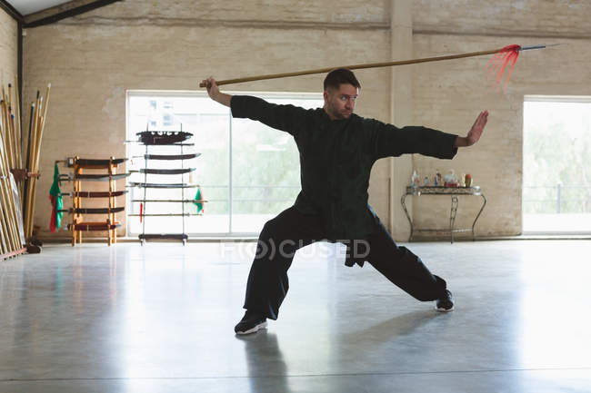 Бійці карате практикують з довгим полюсом у фітнес-студії . — стокове фото