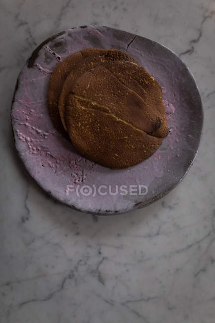 Close-up de panquecas em prato rosa feito à mão . — Fotografia de Stock