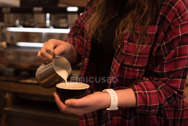 Milieu de section de femme barista préparer le café au comptoir dans le café — Photo de stock