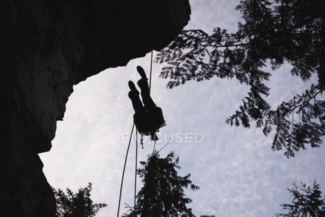 Низький кут зору альпініст бореться до Скелясті гори — стокове фото