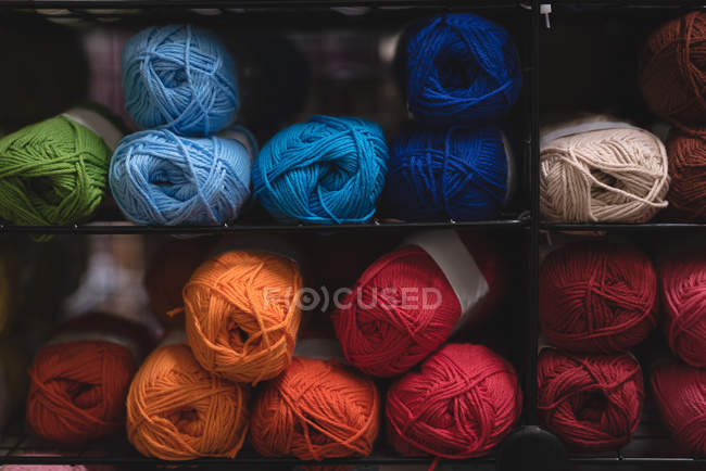 Gros plan boule multicolore de fil — Photo de stock