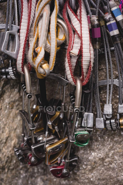 Vue rapprochée de diverses cordes attachées au mousqueton — Photo de stock