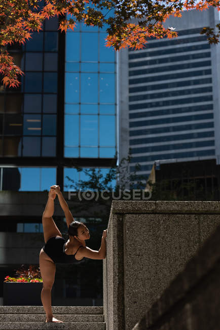 Bela dançarina de ballet feminina dançando nos degraus — Fotografia de Stock